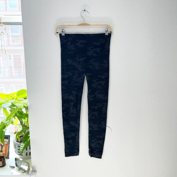 Spanx Look At Me Now Gray Camo Leggings Size Medium - Picture 2 of 4